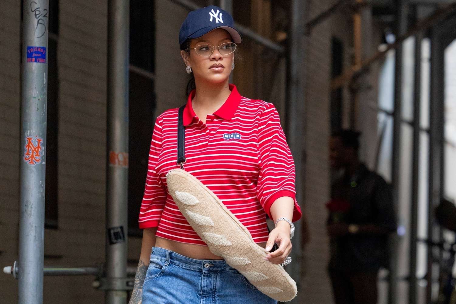 Rihanna Pamer Baby Bump Anak Ketiga Pakai Crop Top dan Tas Imut ala ‘Emily in Paris’