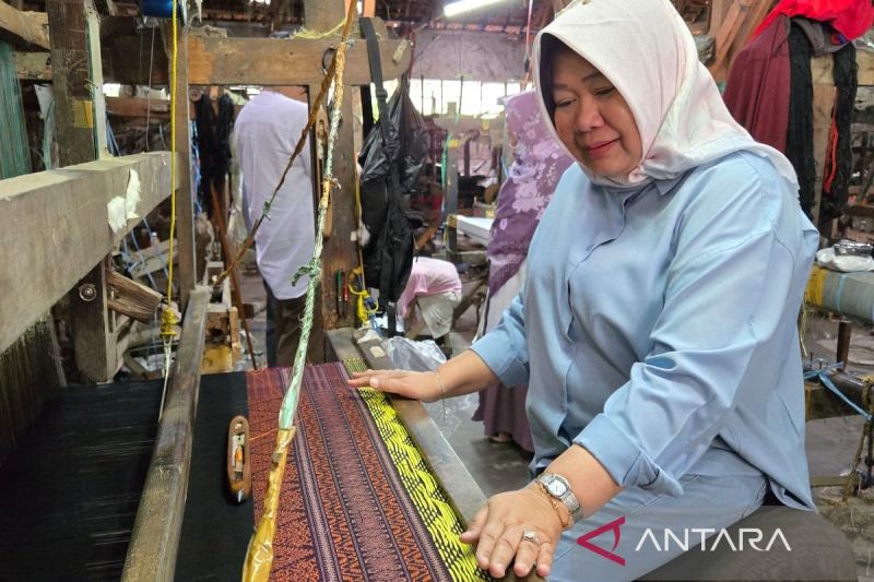 Pesona Perempuan Petenun: Menenun Keindahan dan Budaya