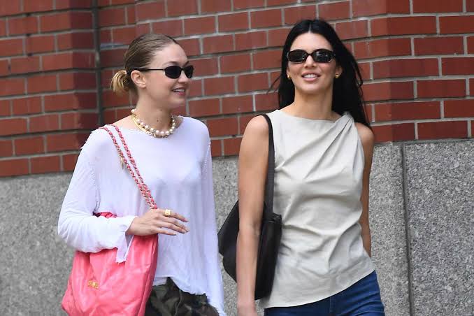 Gigi Hadid dan Kendall Jenner Buktikan Ballerina Flats Bisa Dipakai Siapa Aja, Intip Gayanya! 