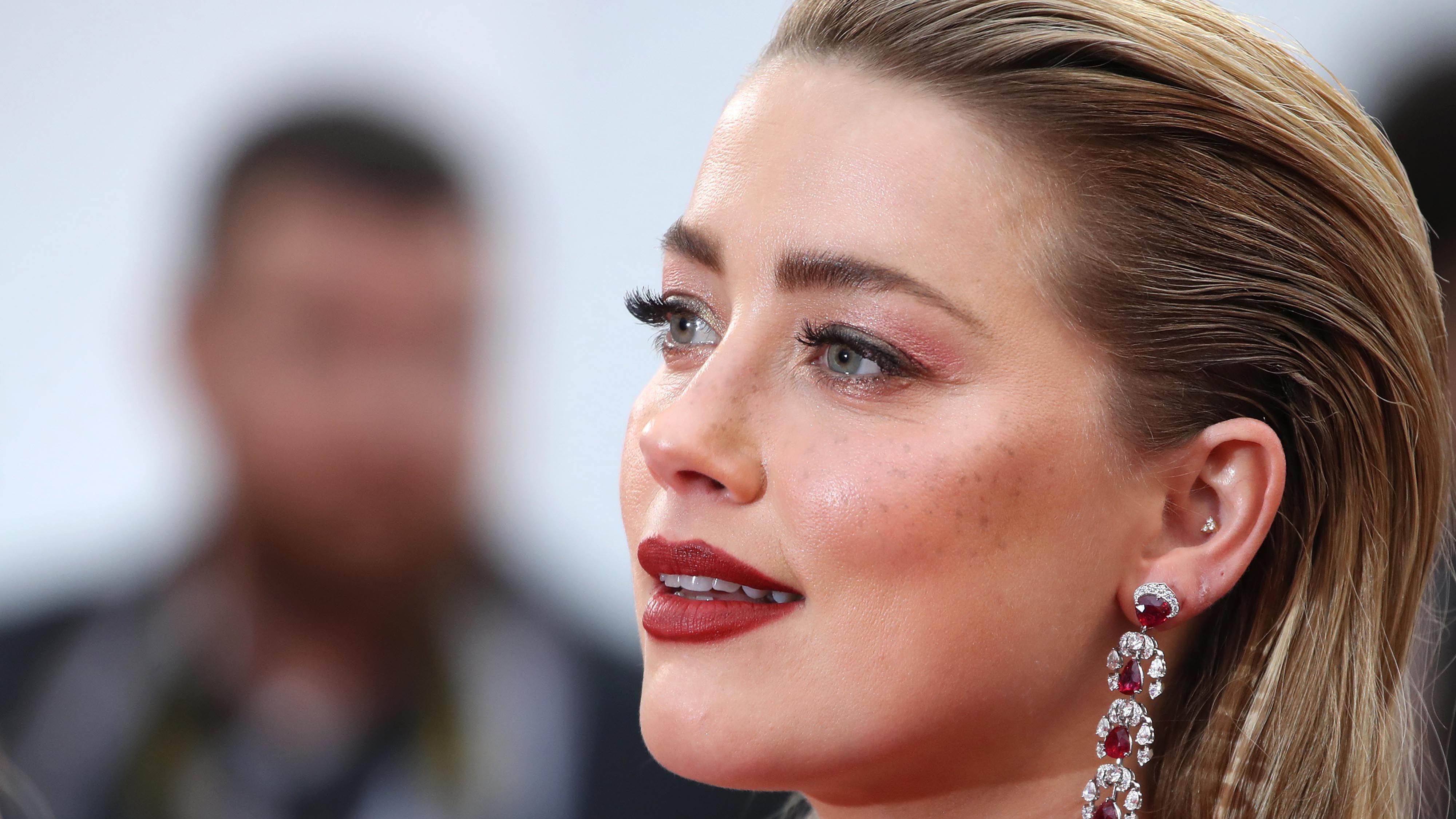 Tepat Saat Mother's Day, Amber Heard Umumkan Kelahiran Anak Kembar!