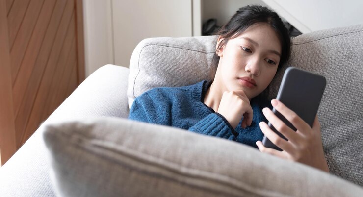 Mengapa Banyak Orang Suka Menunda Membalas Chat, Meski Sedang Membahas Hal Penting? Begini Penjelasan Psikologis