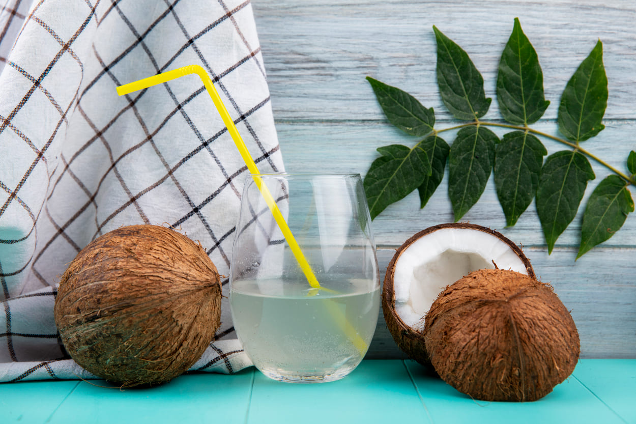 Air Kelapa Tidak Selalu Menyehatkan! Ini Daftar Penyakit yang Wajib Menghindarinya