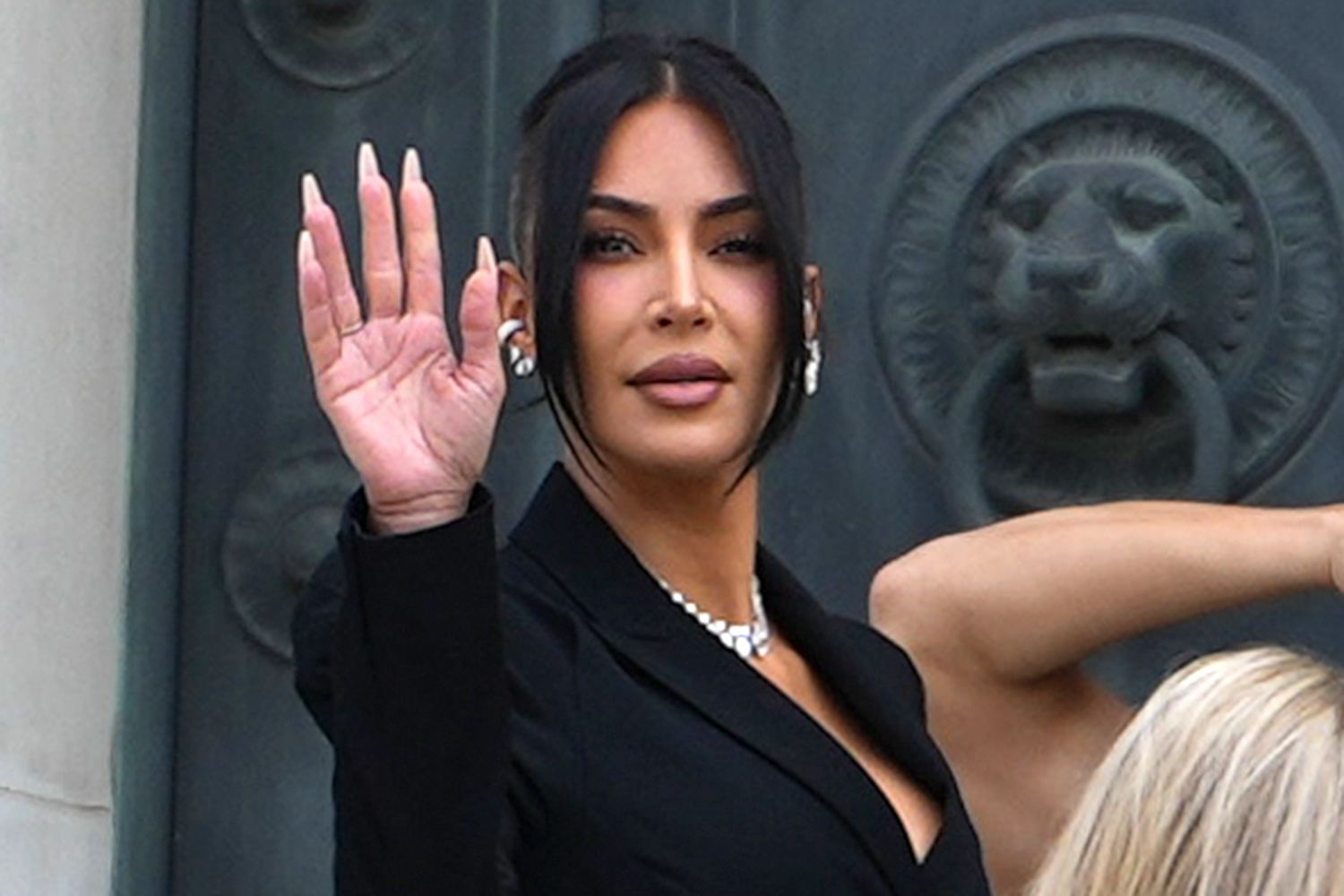 Kim Kardashian Tampil Cetar di Pengadilan Paris, Berbalut Blazer Saat Bersaksi Soal Perampokan Mengerikan