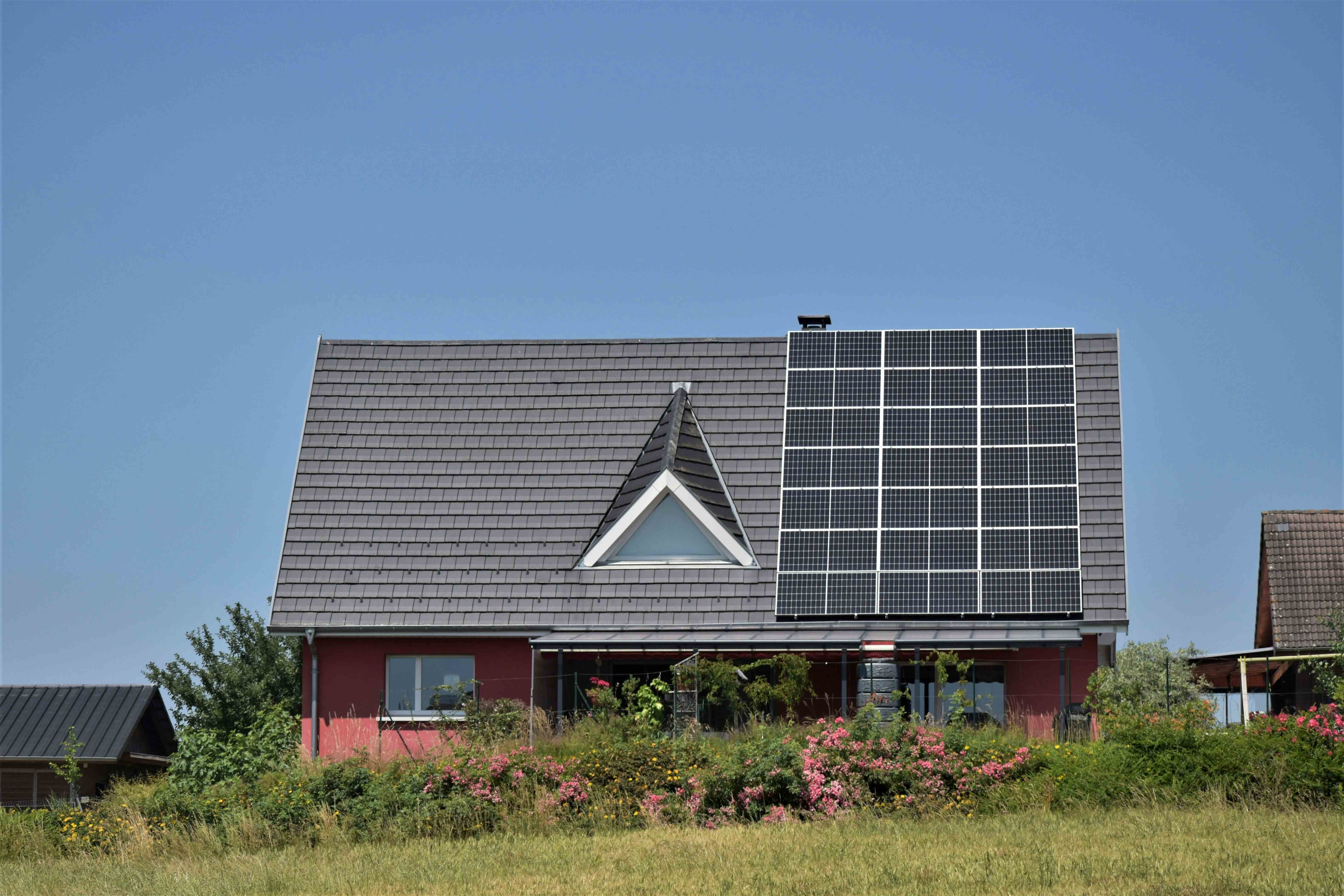 Rumah Hemat Energi: 5 Ide Maksimalkan Ruang Outdoor dengan Tenaga Surya
