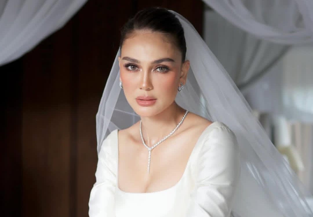 Glamor! Luna Maya Kenakan P...