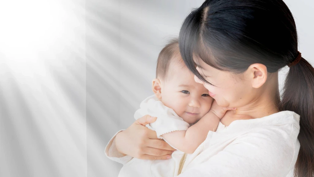 Amankah Menjemur Bayi? Panduan Usia dan Waktu Terbaik Menurut Dokter