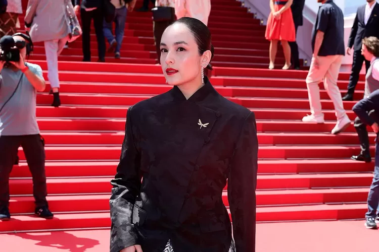 Chelsea Islan Tampil Elegan dengan Kebaya Janggan Modern di Cannes 2025, Simbol Perempuan Indonesia Masa Kini!