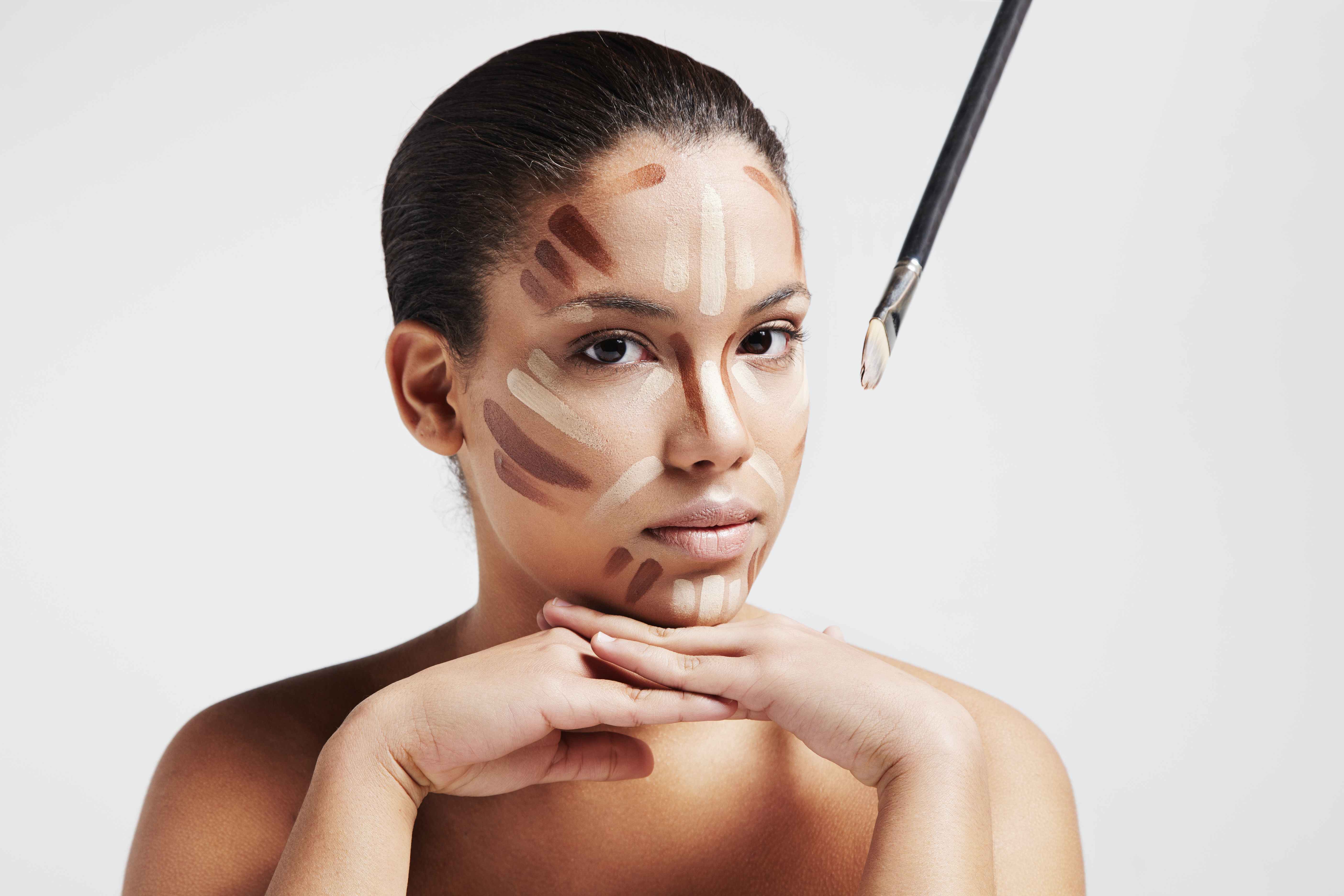Blush, Highlighter, Kontur! Simak Teknik Makeup yang Bikin Wajah Bulat Terlihat Lebih Ramping