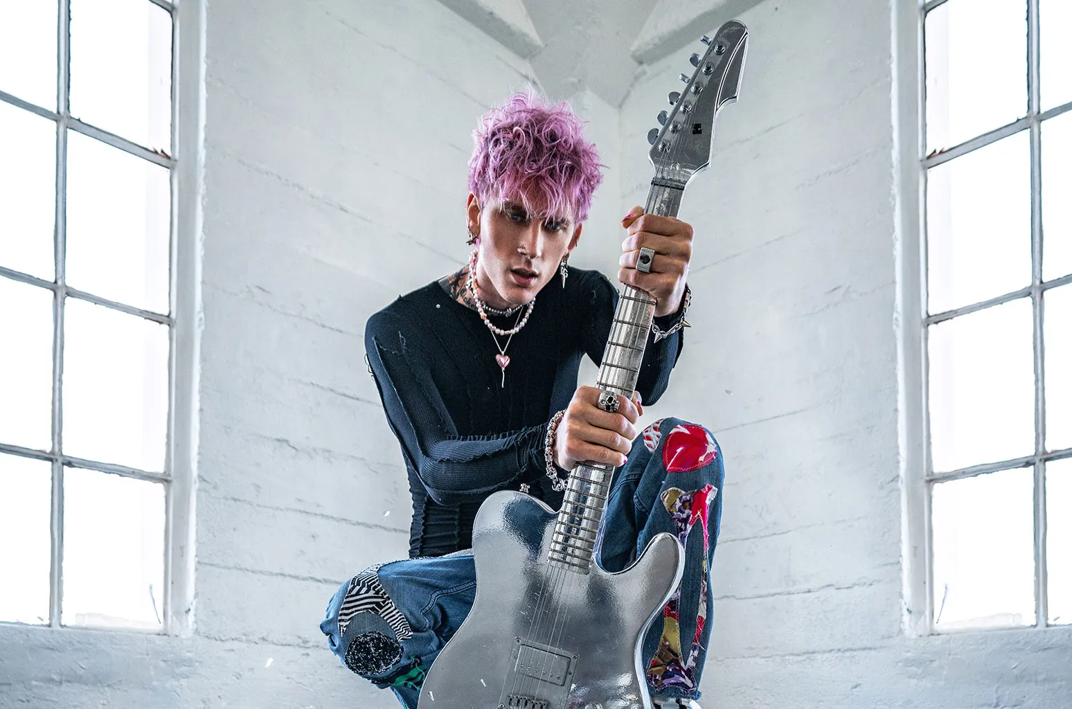 Baper Maksimal! Machine Gun Kelly Rilis Lagu ‘Cliche’ Setelah Putus dari Megan Fox
