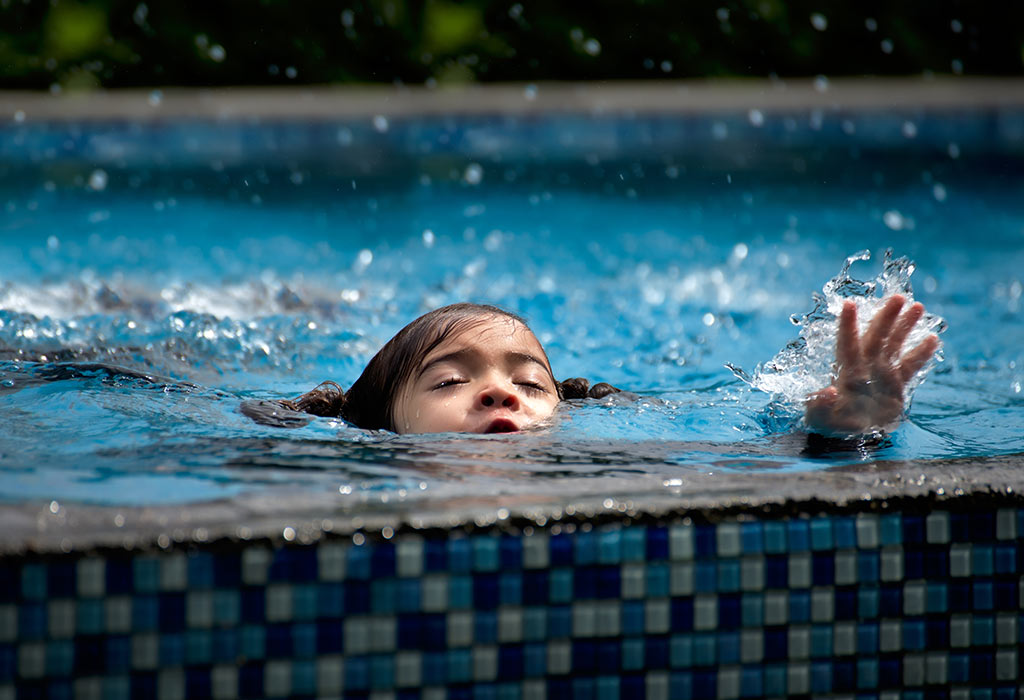 Awas! Tenggelam Jadi Pembunuh Utama Anak Kecil, Ini Tips Biar Nggak Kecolongan di Kolam! 