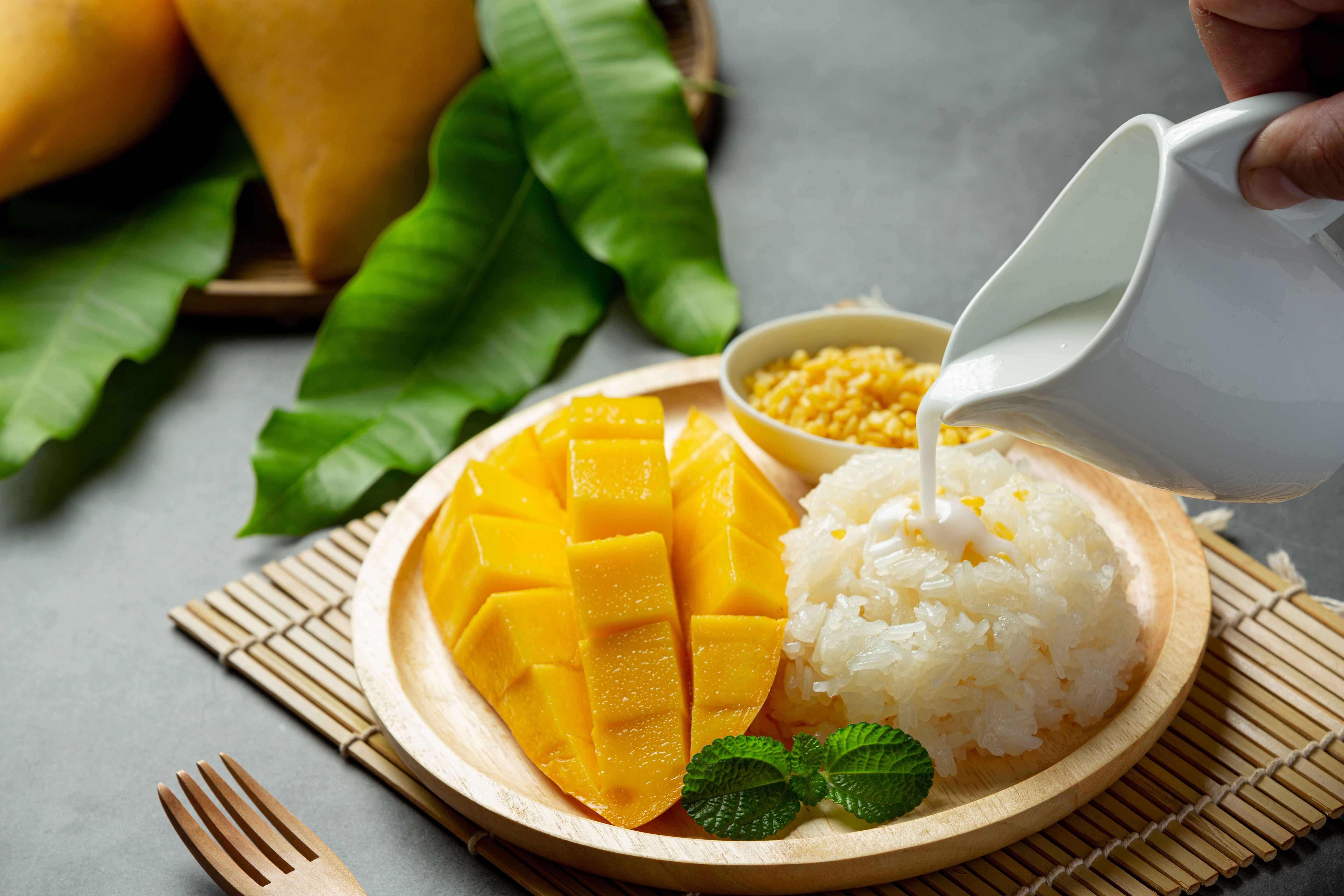 Nggak Perlu ke Thailand, Begini Cara Bikin Mango Sticky Rice yang Lagi Ngehits gbr