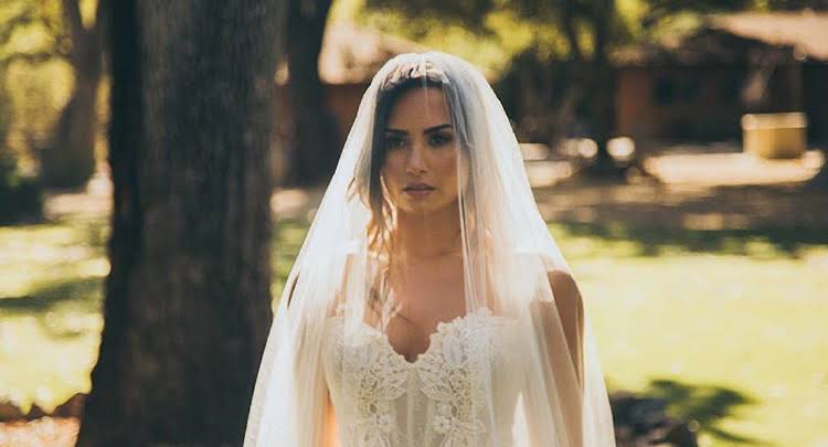 Demi Lovato Resmi Menikah, Kenakan Gaun Rancangan Vivienne Westwood yang Bikin Terpukau!