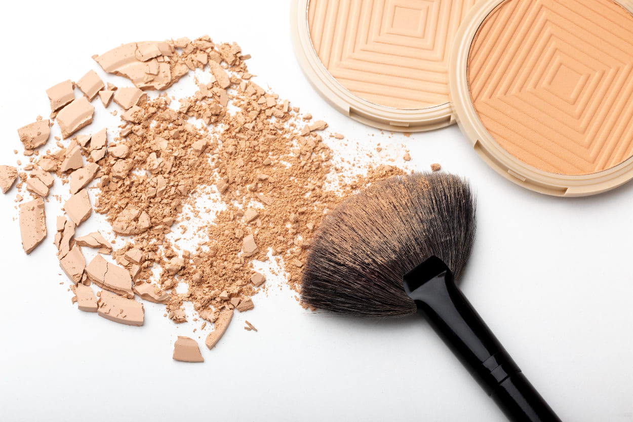 Bedak Tabur Atau Bedak Padat, Mana yang Bikin Makeup Tahan Lama dan Flawless? Ini Jawabannya!