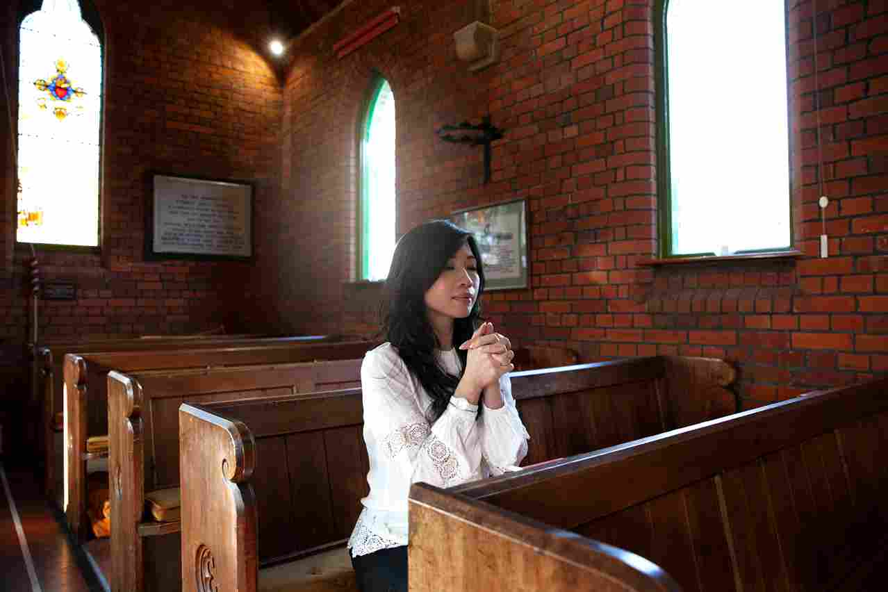 Rayakan Hari Kenaikan Yesus dengan Dresscode yang Bermakna, Wana Putih dan Emas Jadi Favorit