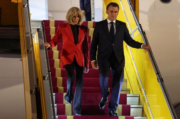 Pakar Ekspresi Bongkar Kata-Kata Pedas Brigitte Macron Setelah Dorong Wajah Presiden Macron di Depan Kamera!
