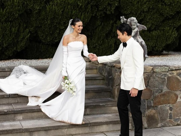 Elegan Banget! Intip Pesona Gaun Pernikahan Amanda Rawles Rancangan Hian Tjen 