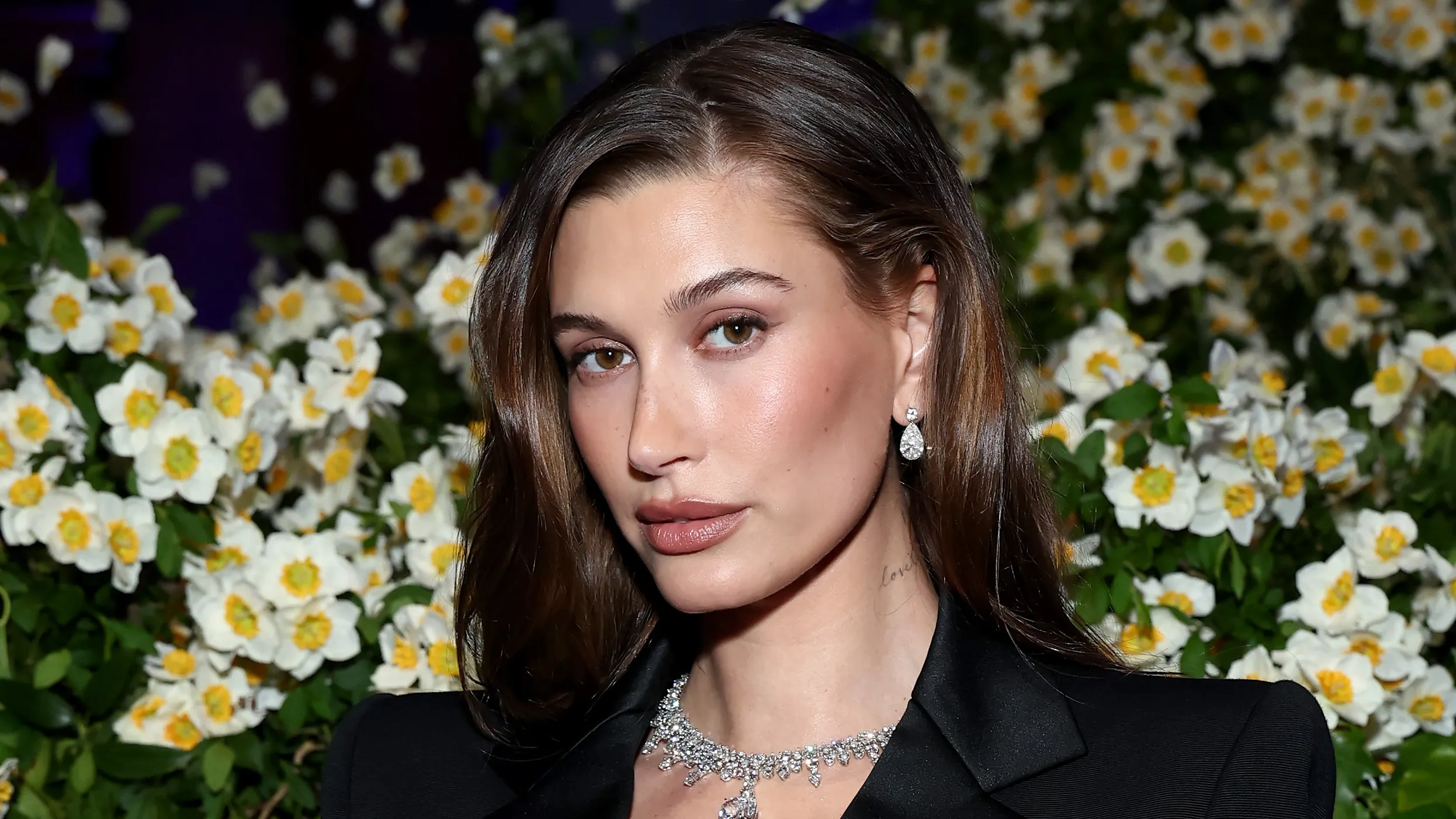 Hailey Bieber Jual Rhode Seharga Rp16 Triliun, Kekayaannya Kini Kalahkan Justin Bieber!