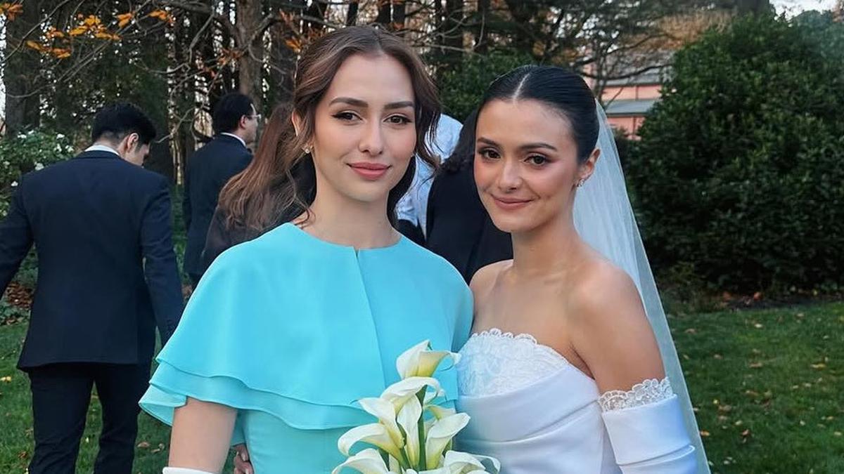 Anna Jobling Kenakan Dress Biru Soft, Curi Perhatian di Pernikahan Amanda Rawles!