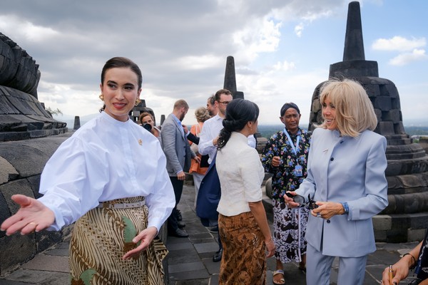 Dari Jakarta Sampai Borobudur, Intip Gaya Fashion Menpar Widi Wardhana Saat Temani Brigitte Macron!