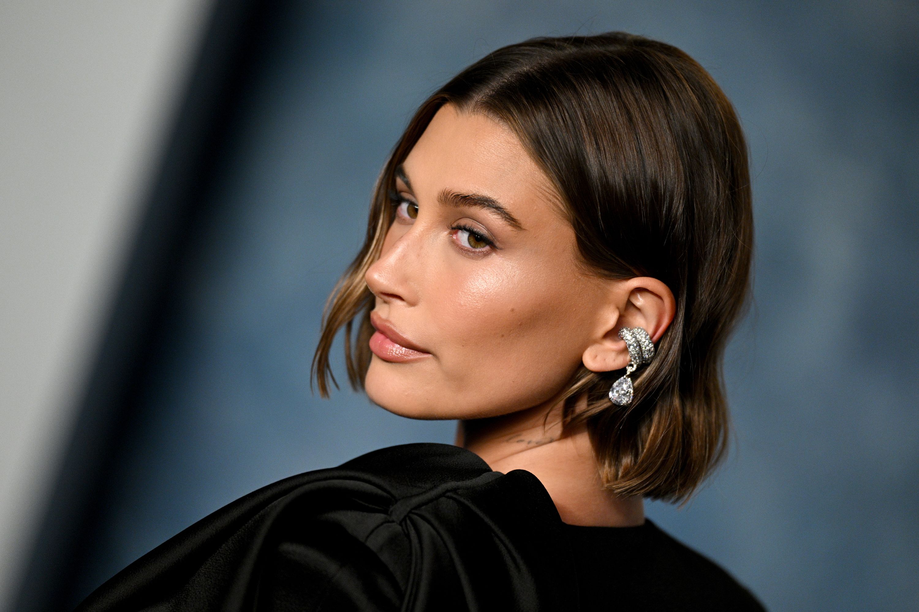 Hailey Bieber Gelar Party Mewah Tanpa Justin Usai Resmi Jadi Miliuner, Ada Apa Nih? 