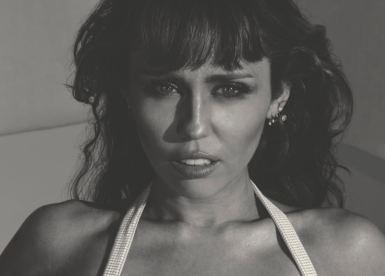 Miley Cyrus Rilis Album dan Film Visual 'Something Beautiful', Naomi Campbell Turut Tampil
