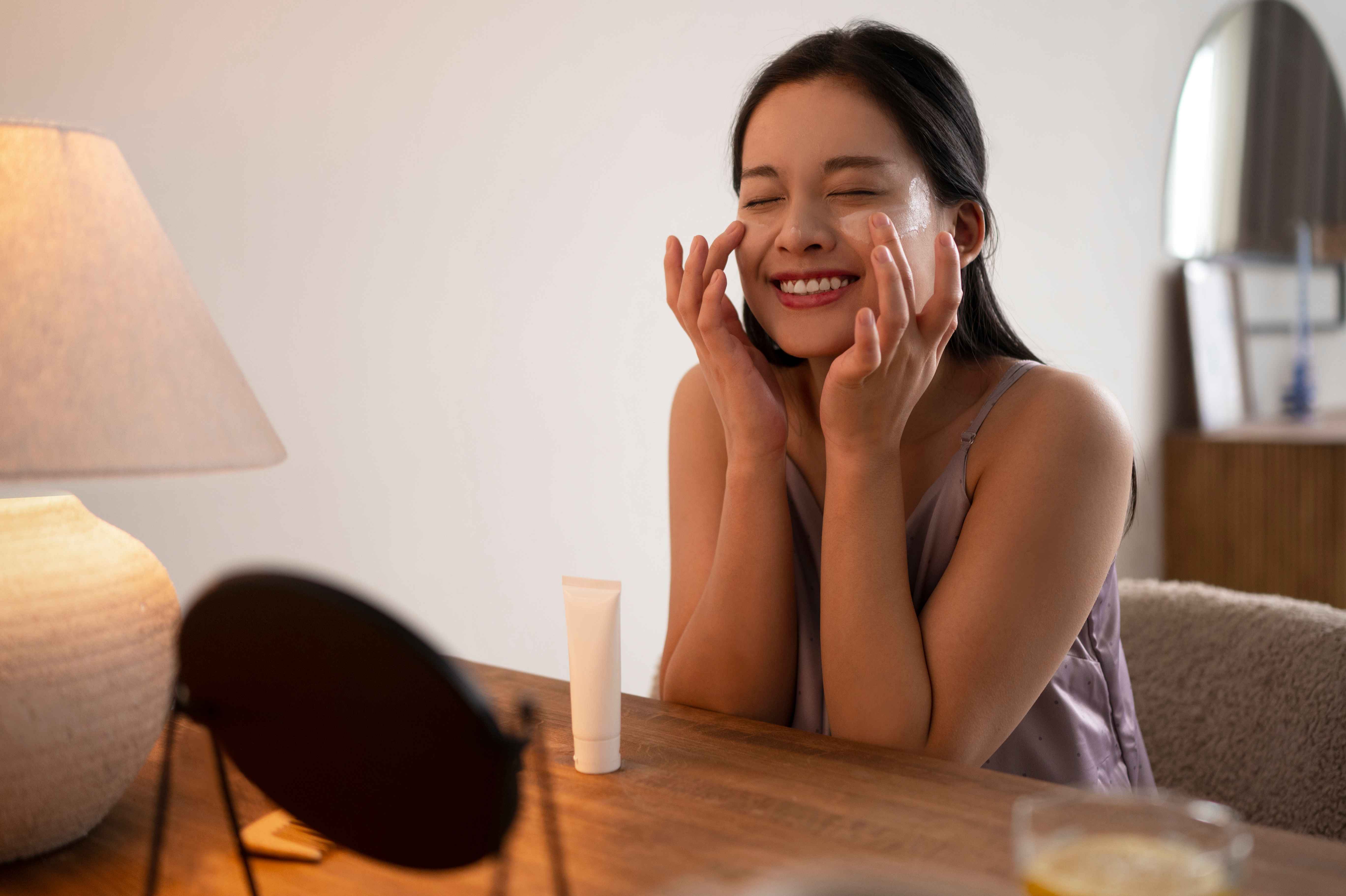 Tekstur Kulit Wajah Kasar? Ini Skincare yang Bisa Bikin Kulit Balik Jadi Halus dan Lembut gbr