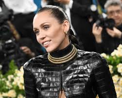 Bikin Nostalgia! Miley Cyrus Tampil Glamor dengan Gaya Rambut Millennial 