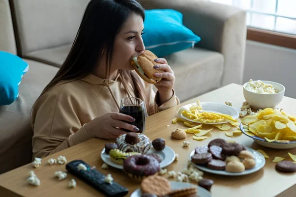 Hobi Makan Banyak Saat Galau? Hati-Hati, Bisa Jadi Kamu Kena Binge Eating Disorder! 