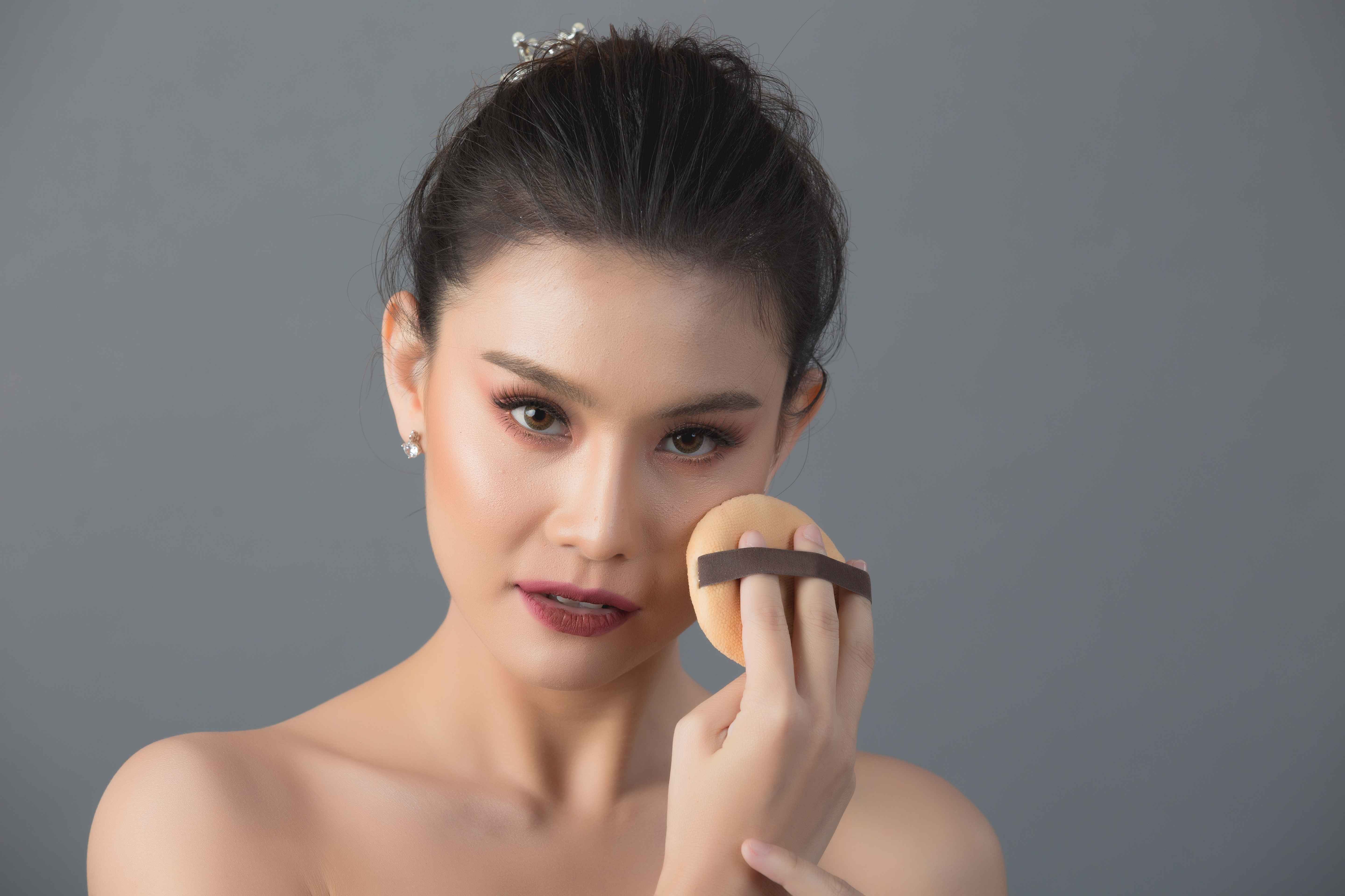 Biar Nggak Belang! Ini Cara Memilih Bedak Sesuai Warna Kulit yang Perlu Kamu Tahu gbr