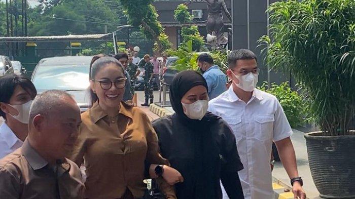 Nikita Mirzani Tampil Modis dan Tebar Senyum Saat Dilimpahkan ke Kejari Jaksel, Kasus Rp 4 Miliar Makin Panas!