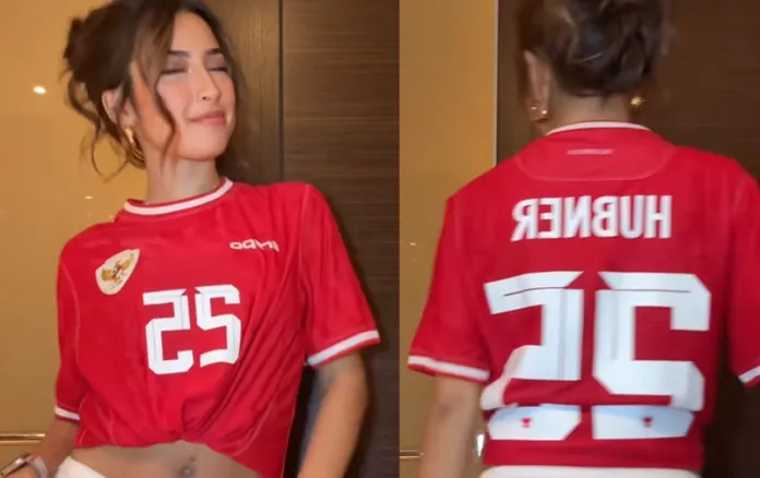 Nonton Timnas Bareng Camer, Intip Gaya Jennifer Coppen Pakai Jersey Bertuliskan 'Hubner 25' gbr