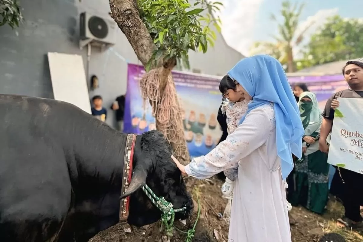 Ria Ricis Akui Bagi-Bagi Puluhan Hewan Kurban Tanpa Hitung Budget!