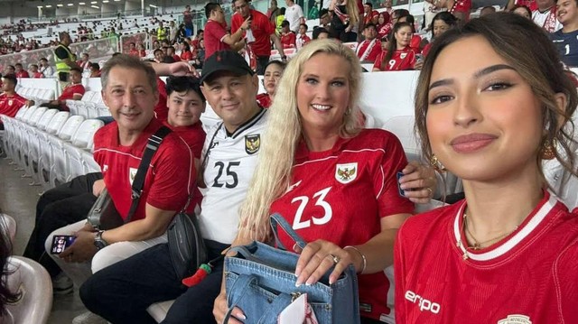 Dekat Banget! Jennifer Coppen Nonton Timnas Bareng Ibunda Justin Hubner
