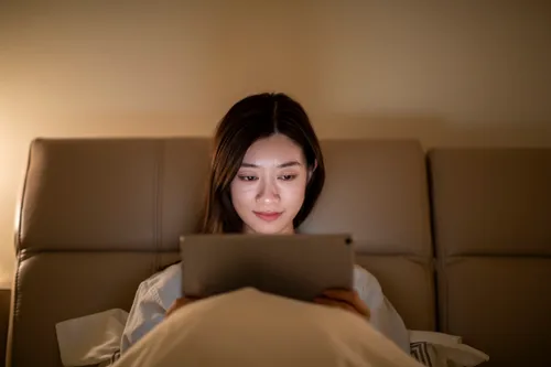 Nonton Drama Favorit Sebelum Tidur? Ternyata Nggak Selalu Bikin Susah Tidur Kok!