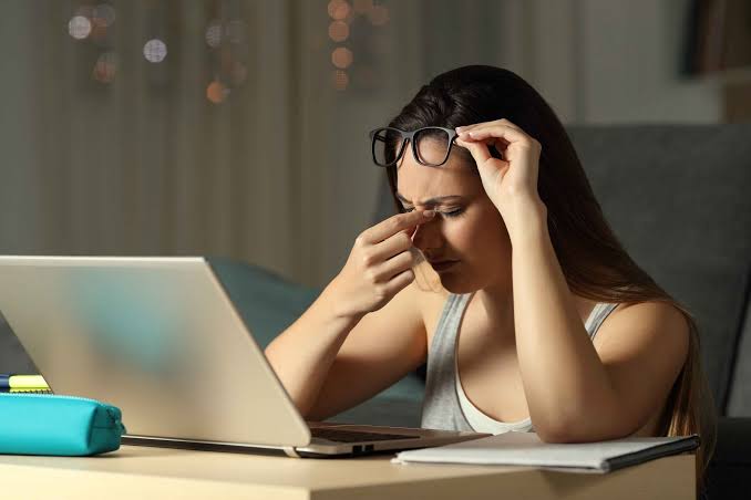 Kebanyakan Nonton Bikin Mata Lelah? Waspada Sama Computer Eye Strain! 