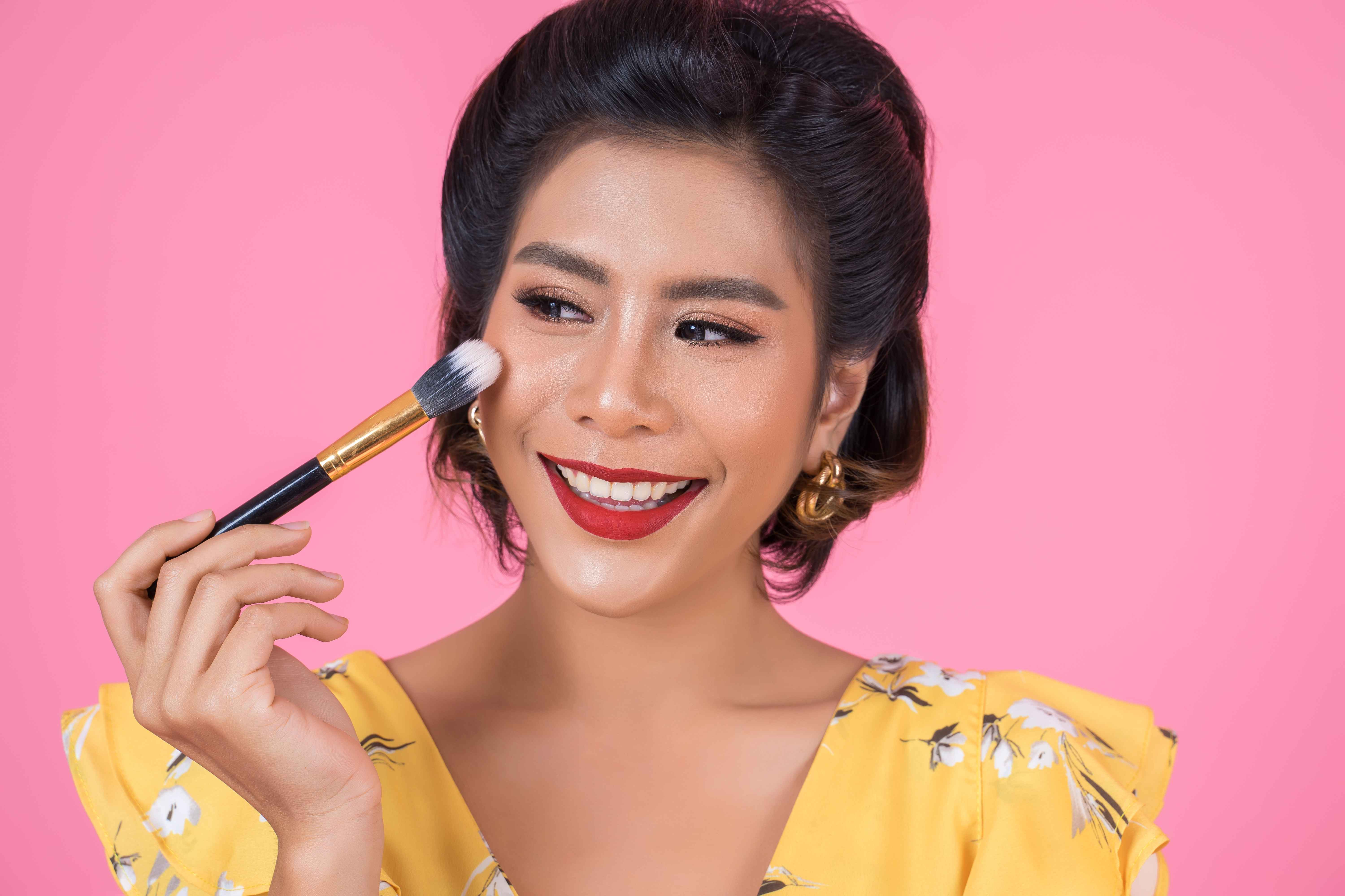 Kenapa Makeup Kamu Gak Nempel Seharian? Hindari 8 Kesalahan Ini yang Bikin Makeup Gampang Hilang gbr