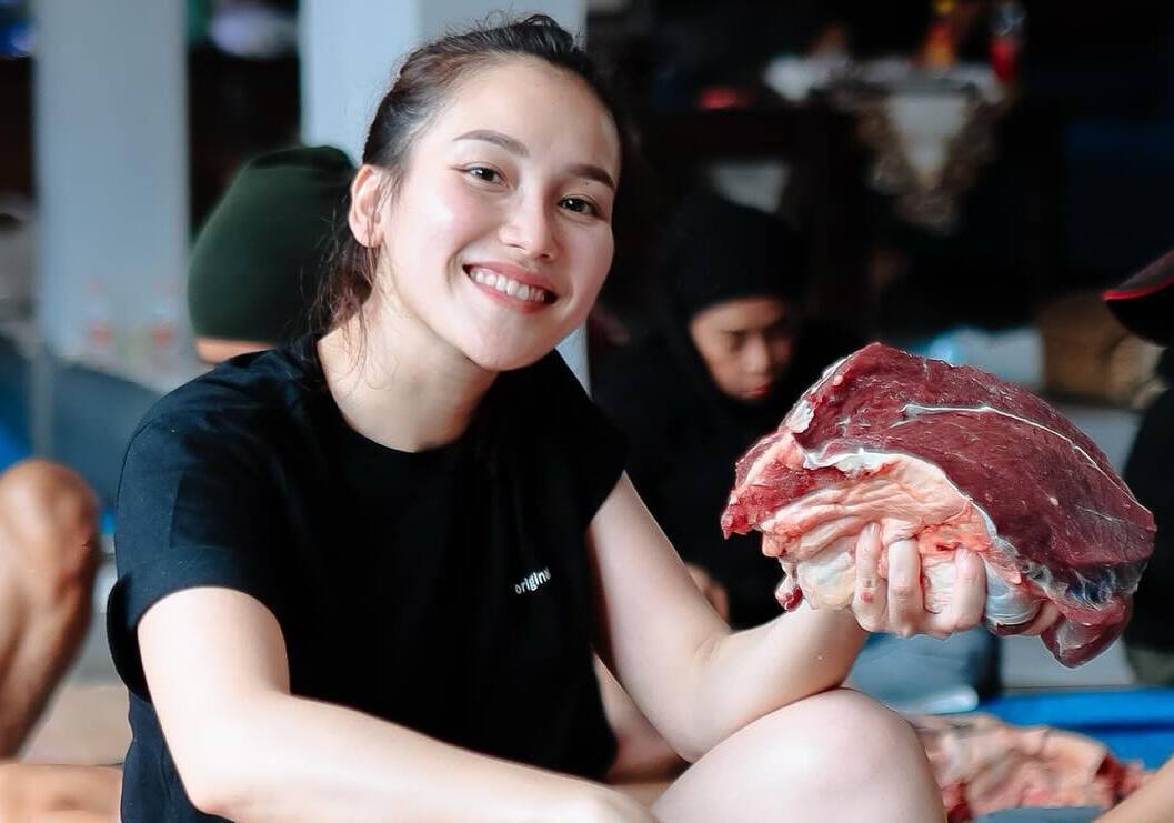 Disebut Gak Mau Kalah dari Keluarga Sultan Andara, Ayu Ting Ting Kurban Sapi Limosin Jumbo Jadi Sorotan!