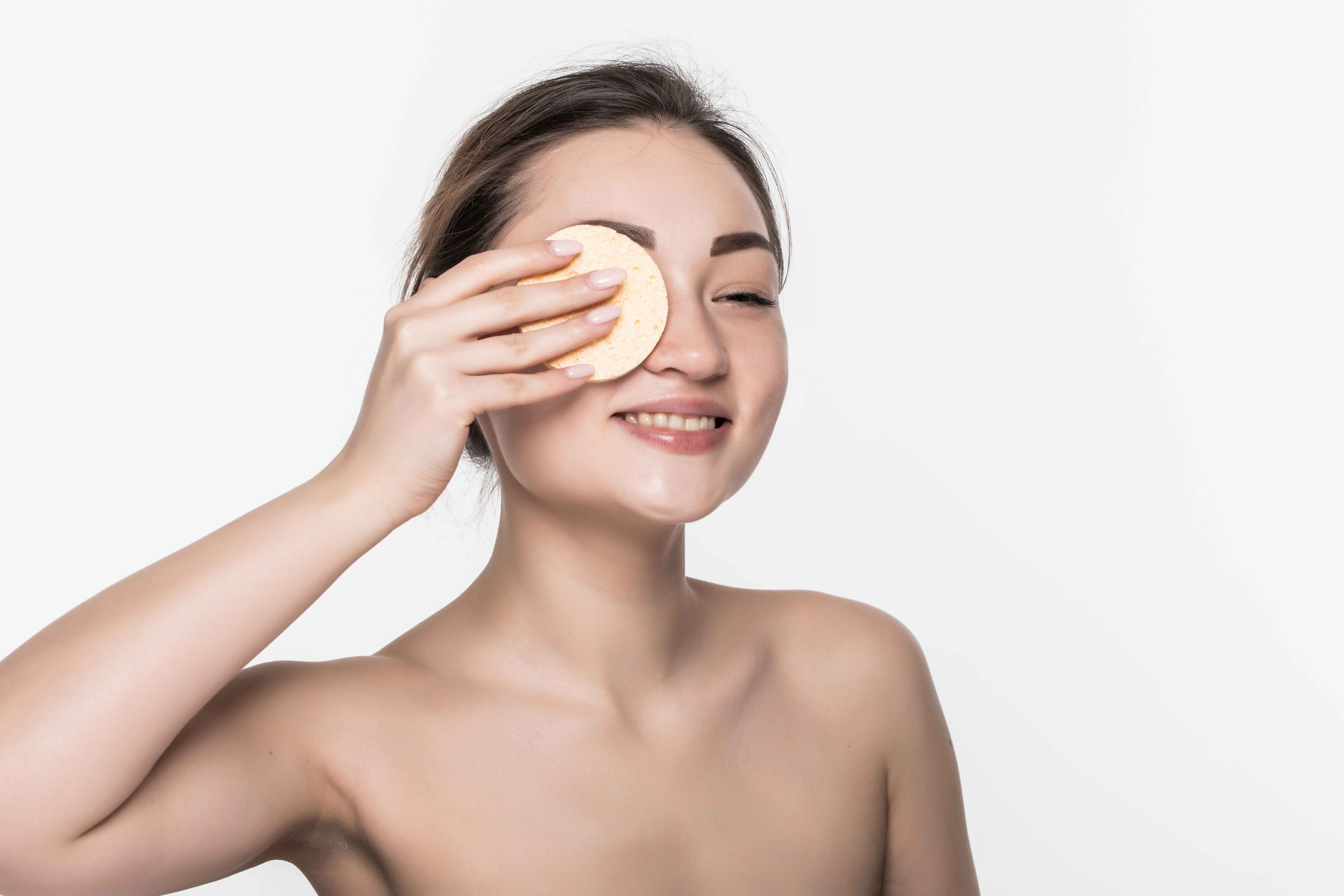 Kulit Sensitif? Hindari Kesalahan Ini Saat Membersihkan Makeup Agar Tak Meradang gbr