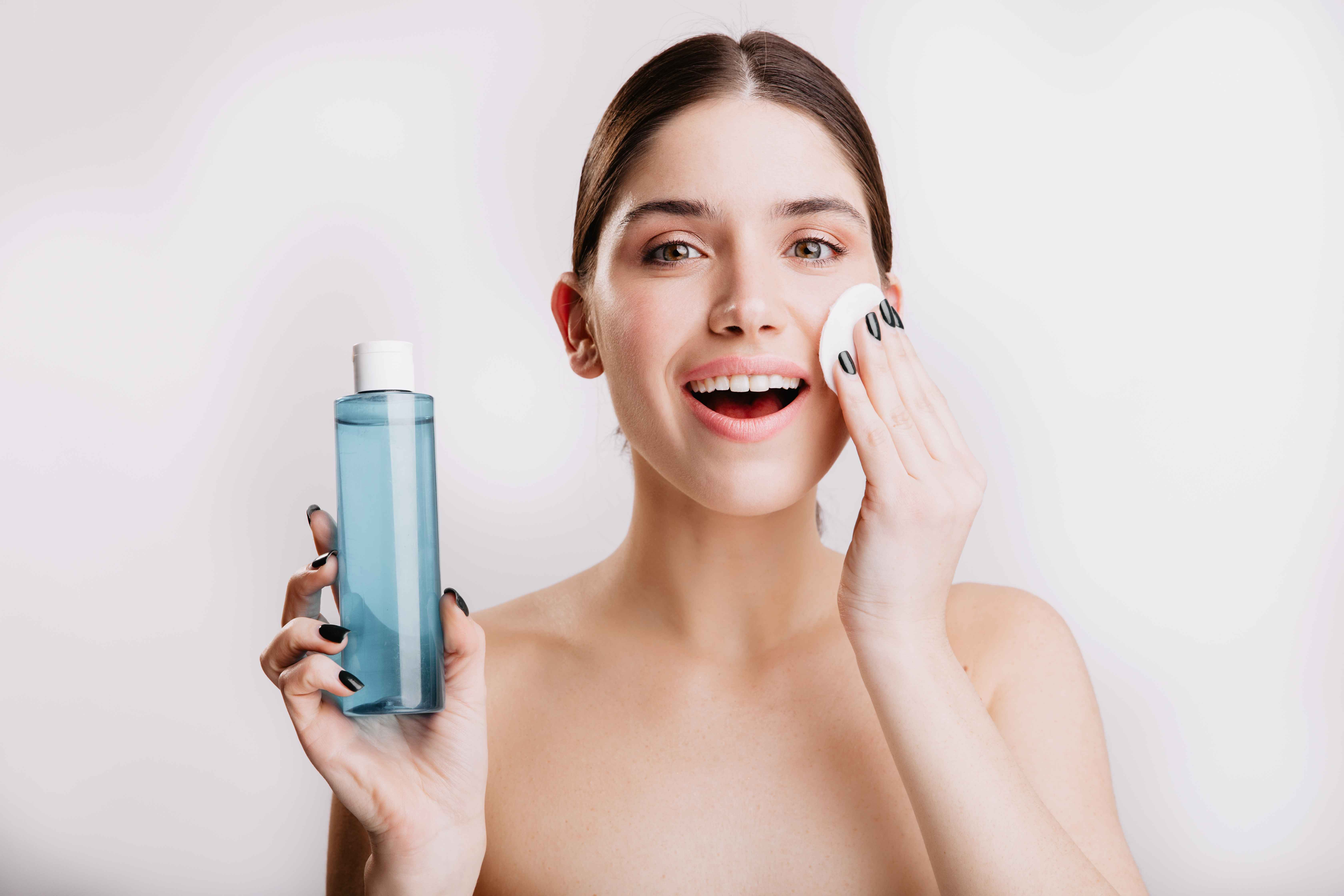 Penasaran Kenapa Toner Jadi Produk Wajib di Rangkaian Skincare? Simak Manfaat Mengejutkan yang Bikin Kulitmu Makin Sehat! gbr