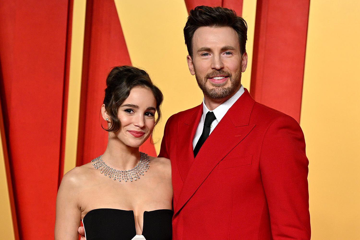 Chris Evans Ungkap Momen Romantis Saat Lamar Alba Baptista: 'Aku Latihan Seminggu Penuh, Loh!'