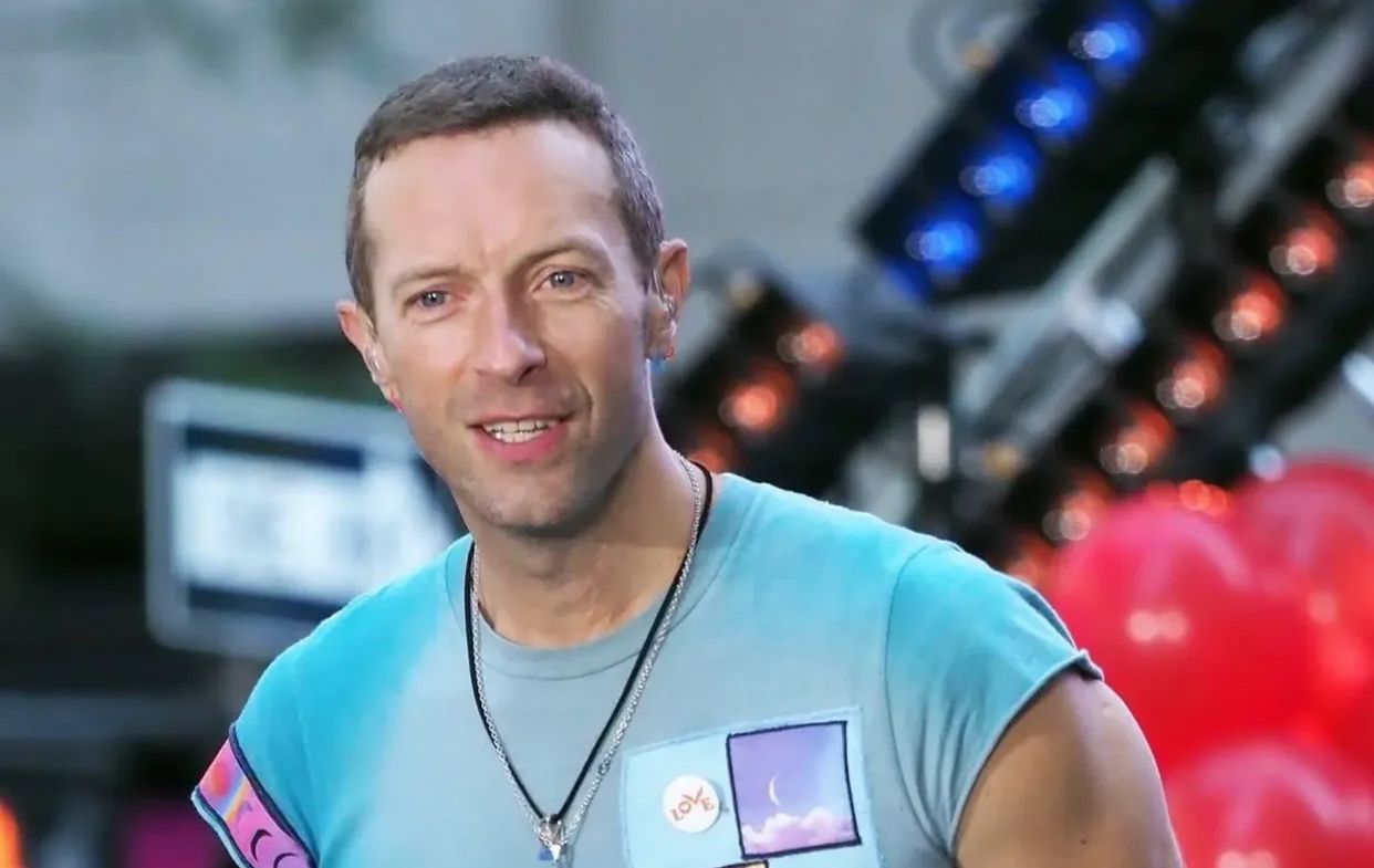 Chris Martin Sebut Nama Dakota di Panggung, Tanda Balikan atau Sinyal Perpisahan?