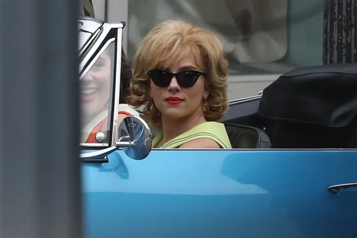 Scarlett Johansson Pamer Transformasi Rambut Paling Drastis dengan Curly Blonde Bob gbr