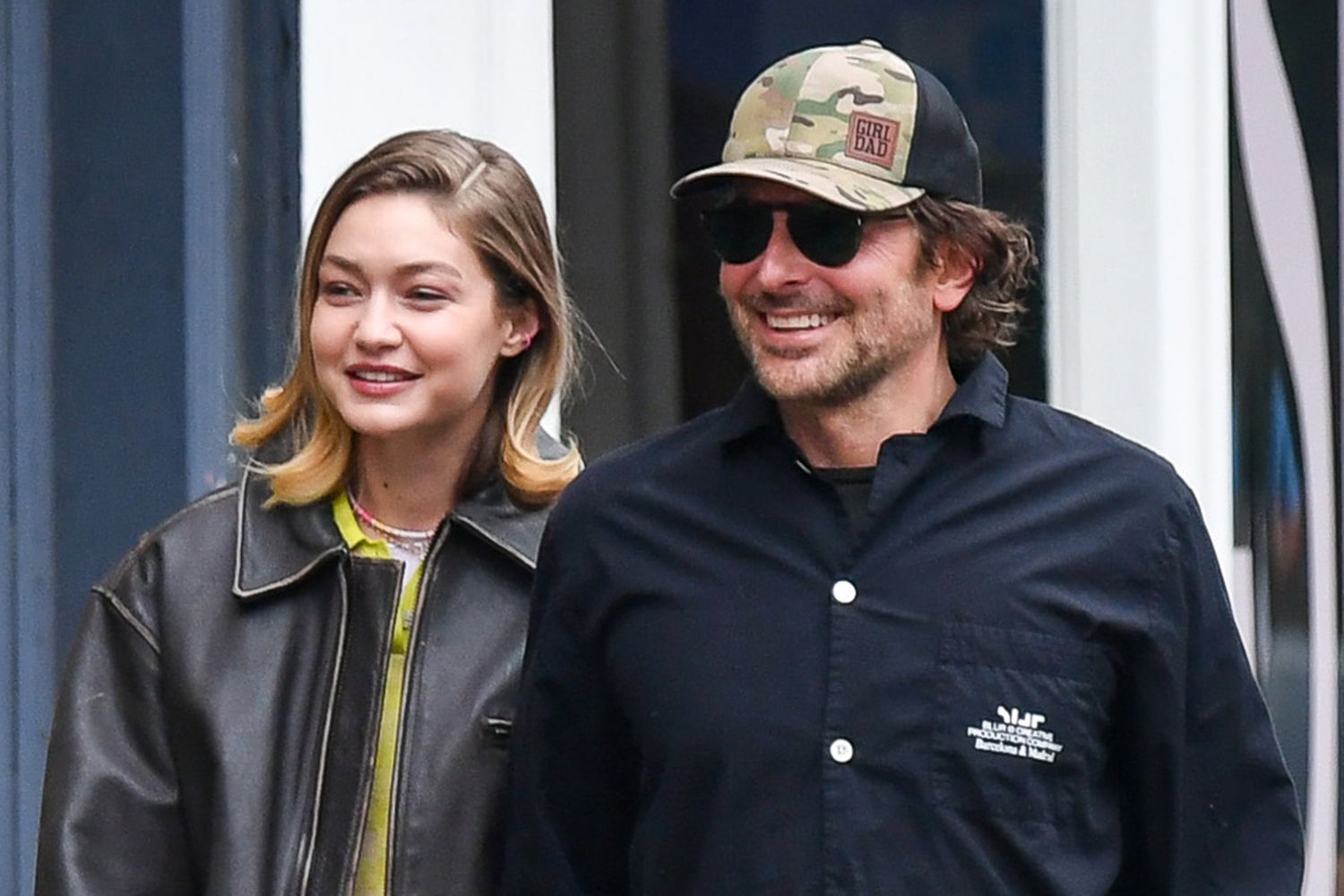 Gigi Hadid dan Bradley Cooper Gandengan Mesra di New York, Gaya OOTD Curi Perhatian!