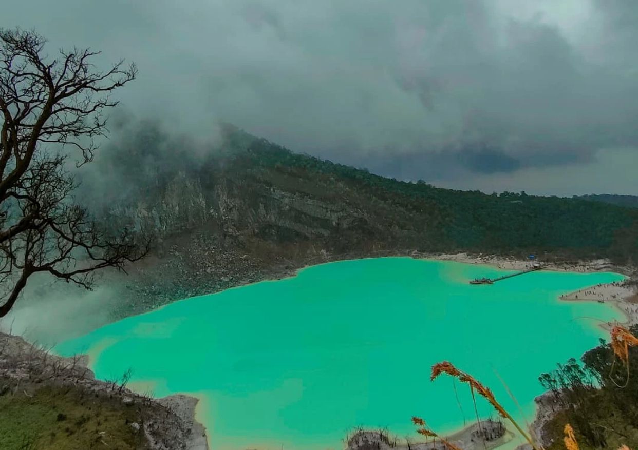 Siap-siap Terpukau! Inilah 7 Destinasi Alam Jawa Barat yang Bikin Liburanmu Auto Betah!