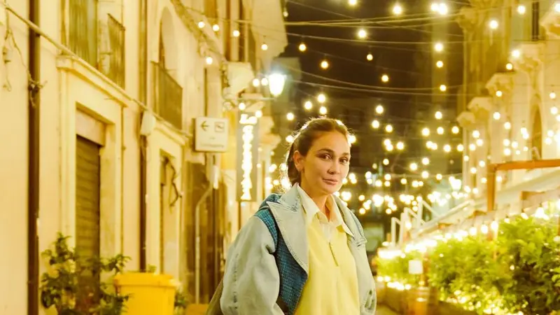 Liburan Rasa Runway! OOTD Luna Maya di Sisilia Bikin Pangling gbr