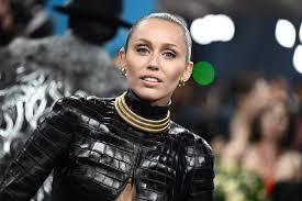 Miley Cyrus Blak-blakan Soal Drama Keluarga, Ngaku Sempat Gak Saling Berhubungan! 