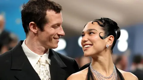 Akhirnya Resmi! Dua Lipa Umumkan Tunangan dengan Callum Turner