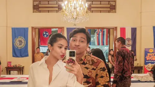 Tampil Beda! Mikha Tambayong dan Deva Mahenra Serasi Pakai Wastra Nusantara di Pesta Kemerdekaan AS gbr