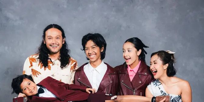 Dwi Sasono dan Widi Mulia Tampil Edgy-Etnik Bareng Anak-Anak, Foto Keluarga Bikin Mupeng! gbr