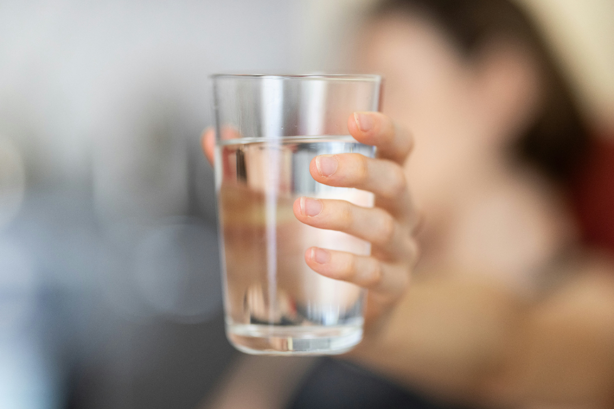 Minum Air Sebelum Tidur? Ini 6 Dampak Positifnya untuk Kesehatan gbr